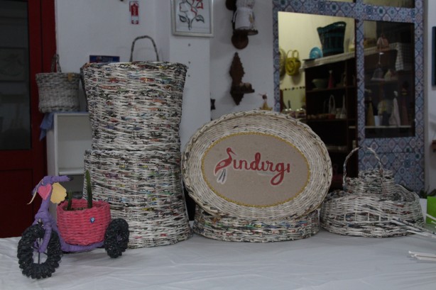 Foto - Atık gazetelerden öyle şeyler yapıyorlar ki.... Görenlerin ağzı açık kalıyor