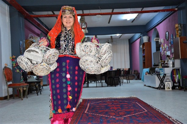 Foto - Atık gazetelerden öyle şeyler yapıyorlar ki.... Görenlerin ağzı açık kalıyor