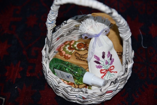 Foto - Atık gazetelerden öyle şeyler yapıyorlar ki.... Görenlerin ağzı açık kalıyor