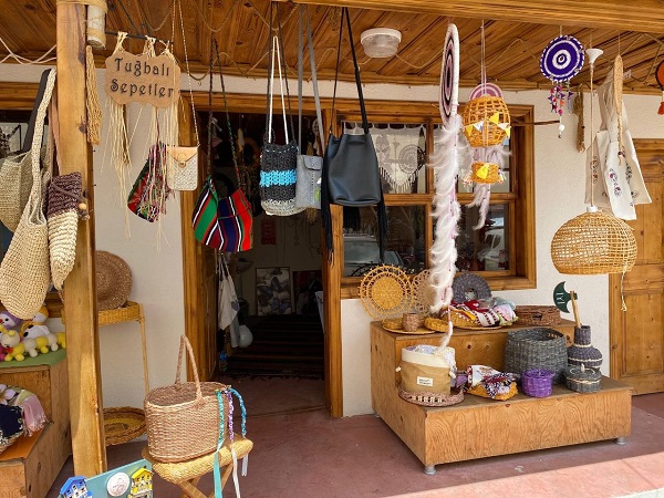 Foto - Atık kağıtlar böyle sanata dönüşüyor