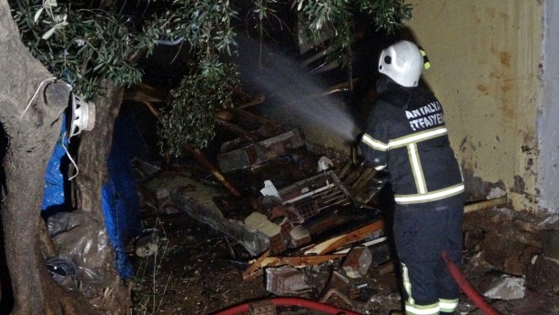 Foto - Atık malzeme toplayan gençlerin kaldığı ev yangında küle döndü