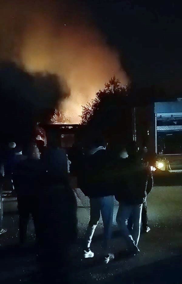 Foto - Atık malzeme toplayan gençlerin kaldığı ev yangında küle döndü