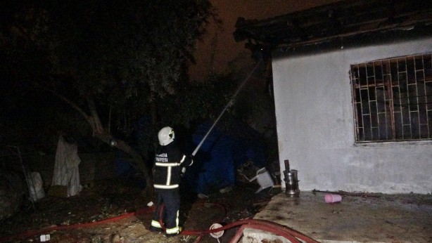 Foto - Atık malzeme toplayan gençlerin kaldığı ev yangında küle döndü
