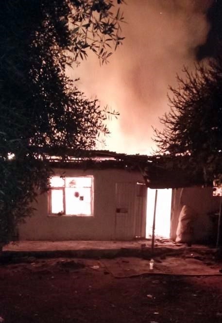 Atık malzeme toplayan gençlerin kaldığı ev yangında küle döndü