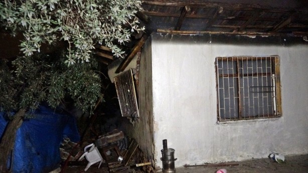 Foto - Atık malzeme toplayan gençlerin kaldığı ev yangında küle döndü