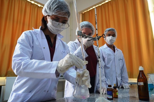 Atık yağları bakın nasıl değerlendirdiler! Liseli öğrenciler yakıt üretti