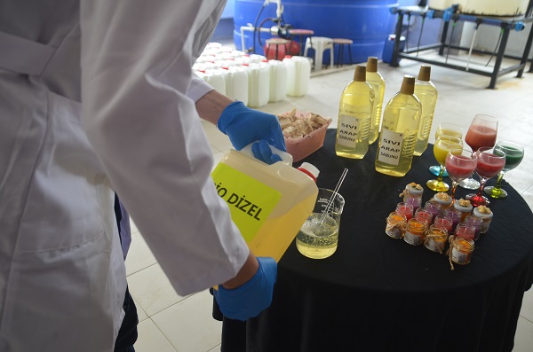 Foto - Atık yağları bakın nasıl değerlendirdiler! Liseli öğrenciler yakıt üretti