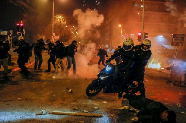 Foto - Atina savaş alanına döndü