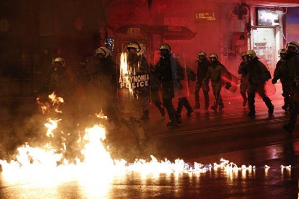 Foto - Atina'da olaylı gece