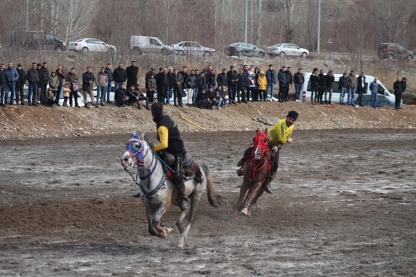 Foto - Atlar depremzedeler için dörtnala koştu