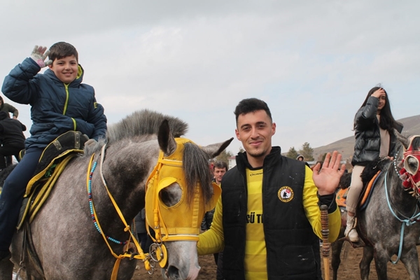 Foto - Atlar depremzedeler için dörtnala koştu
