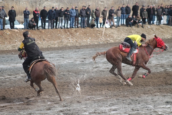 Foto - Atlar depremzedeler için dörtnala koştu