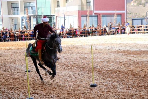 Foto - Atlı okçuluk gösterisi izleyenleri mest etti!