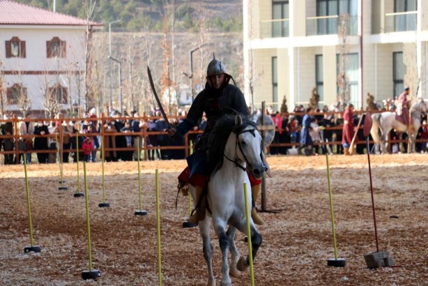 Foto - Atlı okçuluk gösterisi izleyenleri mest etti!