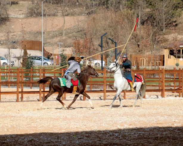 Atlı okçuluk gösterisi izleyenleri mest etti!