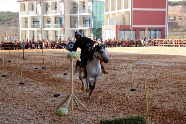 Foto - Atlı okçuluk gösterisi izleyenleri mest etti!