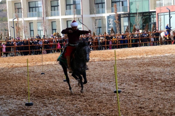 Foto - Atlı okçuluk gösterisi izleyenleri mest etti!