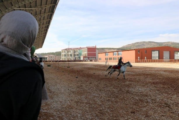 Foto - Atlı okçuluk gösterisi izleyenleri mest etti!