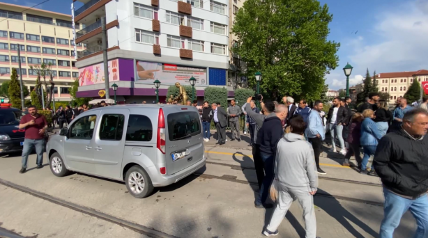 Foto - ATM'den 50 bin TL çaldı, linçten polis kurtardı