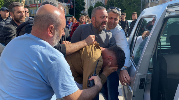 Foto - ATM'den 50 bin TL çaldı, linçten polis kurtardı