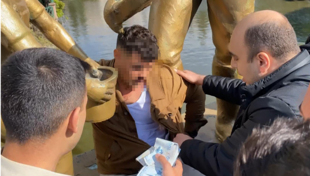 Foto - ATM'den 50 bin TL çaldı, linçten polis kurtardı