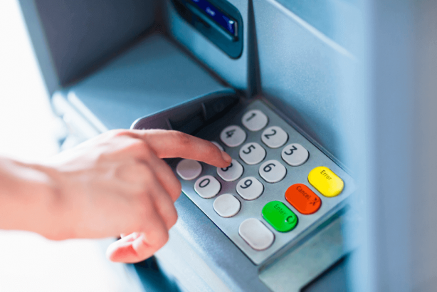 Foto - ATM'den para çekerken tüm paranız gidebilir! Şifreyi tuşlarken sakın ama sakın bunu yapmayın