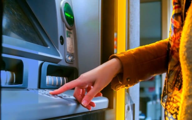 ATM'den para çekerken tüm paranız gidebilir! Şifreyi tuşlarken sakın ama sakın bunu yapmayın