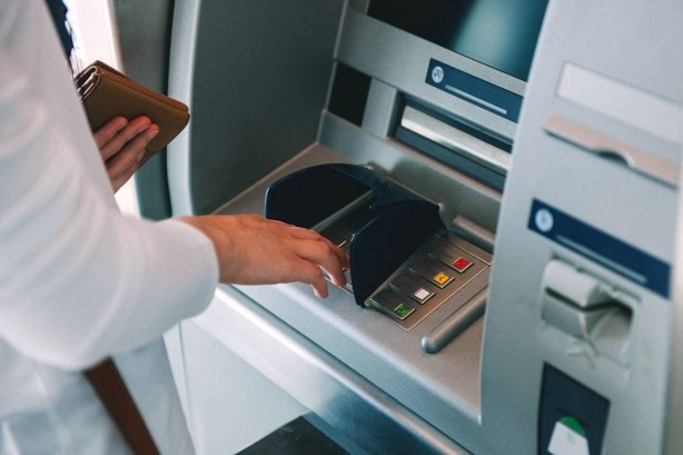 Foto - ATM’lere gidenler hayatlarının şokunu yaşıyor! Bankalar patır patır bunu yapmaya başladı bile! Para çeken herkesi ilgilendiren gelişme