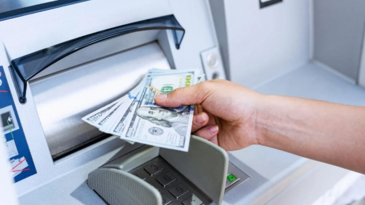 Foto - ATM'nin açığını keşfetti zengin etti: Lüks hayatın sonu hapis oldu!