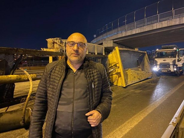 Foto - Avcılar'da dorsesi açılan kamyon üst geçite çarptı