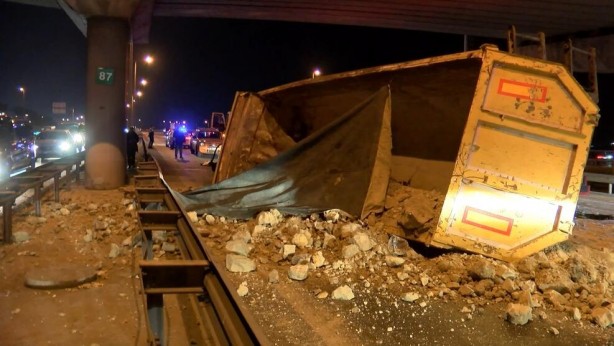 Foto - Avcılar'da dorsesi açılan kamyon üst geçite çarptı