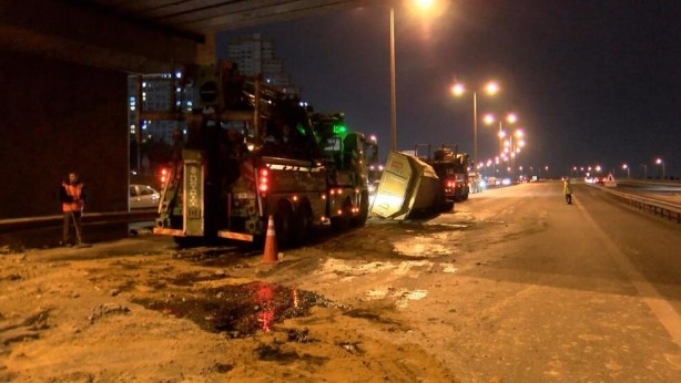 Foto - Avcılar'da dorsesi açılan kamyon üst geçite çarptı