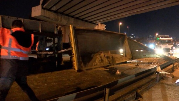 Foto - Avcılar'da dorsesi açılan kamyon üst geçite çarptı