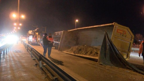 Foto - Avcılar'da dorsesi açılan kamyon üst geçite çarptı