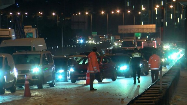 Avcılar'da dorsesi açılan kamyon üst geçite çarptı