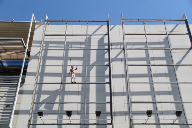 Foto - Ailevi nedenler nedeniyle bunalıma girdiği iddia edilen Yusuf Ç., AVM’nin içinden yan bölümdeki korkuluk demirlerine geçti. 