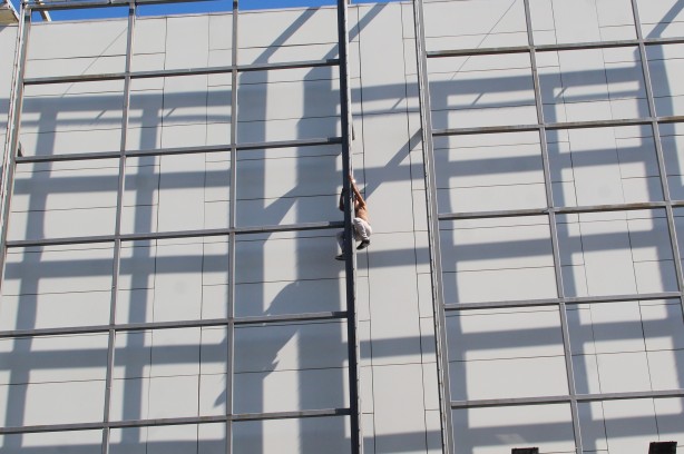 Foto - Verilen kolayı içen ve yürürken zaman zaman düşme tehlikesi geçiren şahıs yürekleri ağza getirdi.