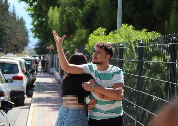 Foto - Yusuf Ç.’nin yoldan geçen bir gence laf atması nedeniyle kısa süreli tartışma çıktı. Yusuf Ç., 'özür diledim' demesine rağmen yanında arkadaşı bulunan genç, 'laf atma o zaman' diyerek şahsa tepki gösterdi. Genç, sevgilisi tarafından güçlükle sakinleştirildi.