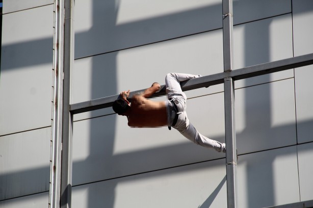 Foto - Edinilen bilgiye göre olay, saat 15.45 sırasında Kepez ilçesi Fabrikalar Mahallesi'ndeki Özdilek AVM’de meydana geldi. 