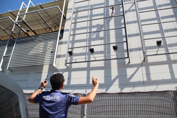 Foto - Şahsı demirlerde gören vatandaşlar durumu 112 Acil Çağrı Merkezi’ne bildirdi. İhbarla bölgeye polis ve itfaiye ekipleri yönlendirildi. 
