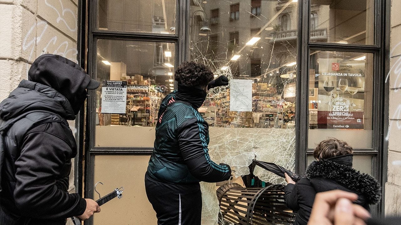 Foto - Avrupa alev alev! Fransa'dan sonra bir ülkede daha polisle eylemciler çatıştı, dükkanlar yağmalandı