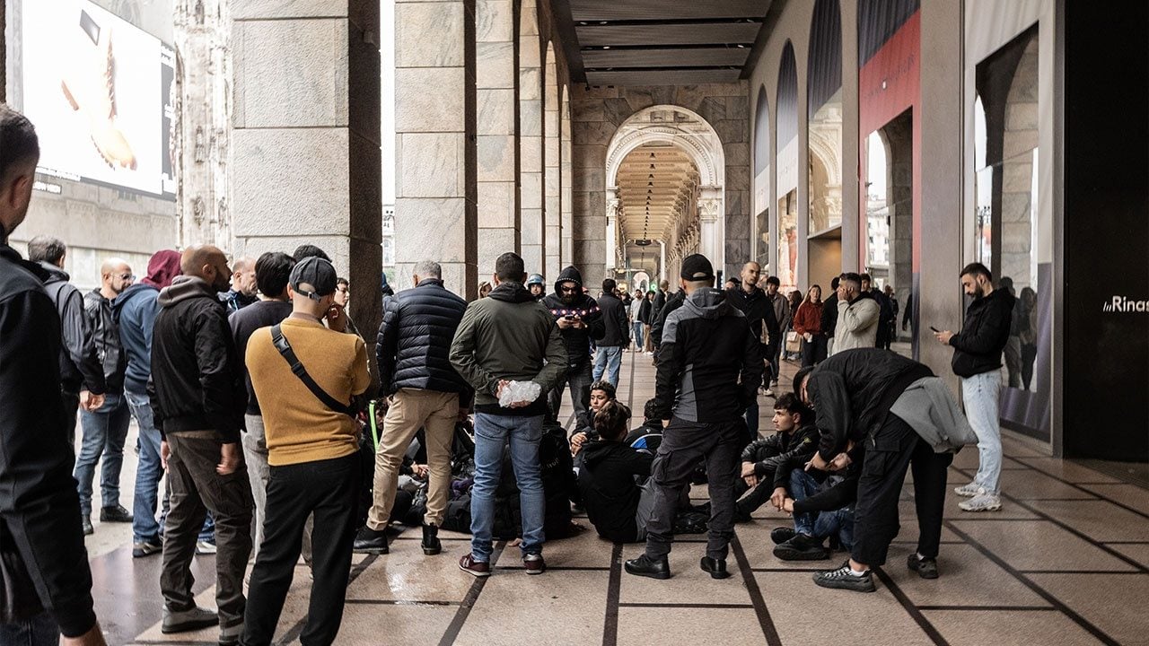 Foto - Avrupa alev alev! Fransa'dan sonra bir ülkede daha polisle eylemciler çatıştı, dükkanlar yağmalandı