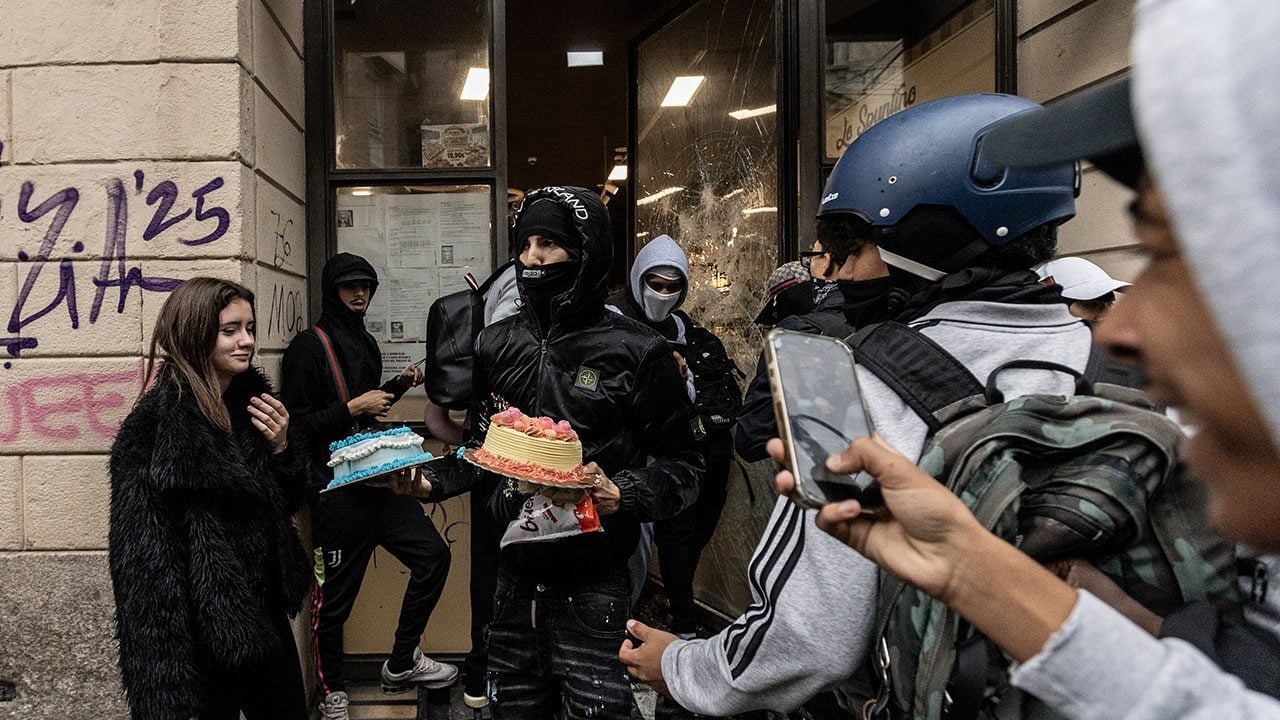 Foto - Avrupa alev alev! Fransa'dan sonra bir ülkede daha polisle eylemciler çatıştı, dükkanlar yağmalandı