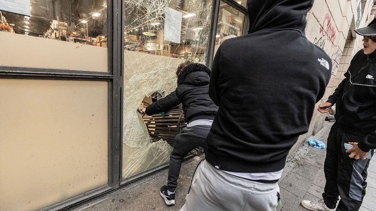 Foto - Avrupa alev alev! Fransa'dan sonra bir ülkede daha polisle eylemciler çatıştı, dükkanlar yağmalandı