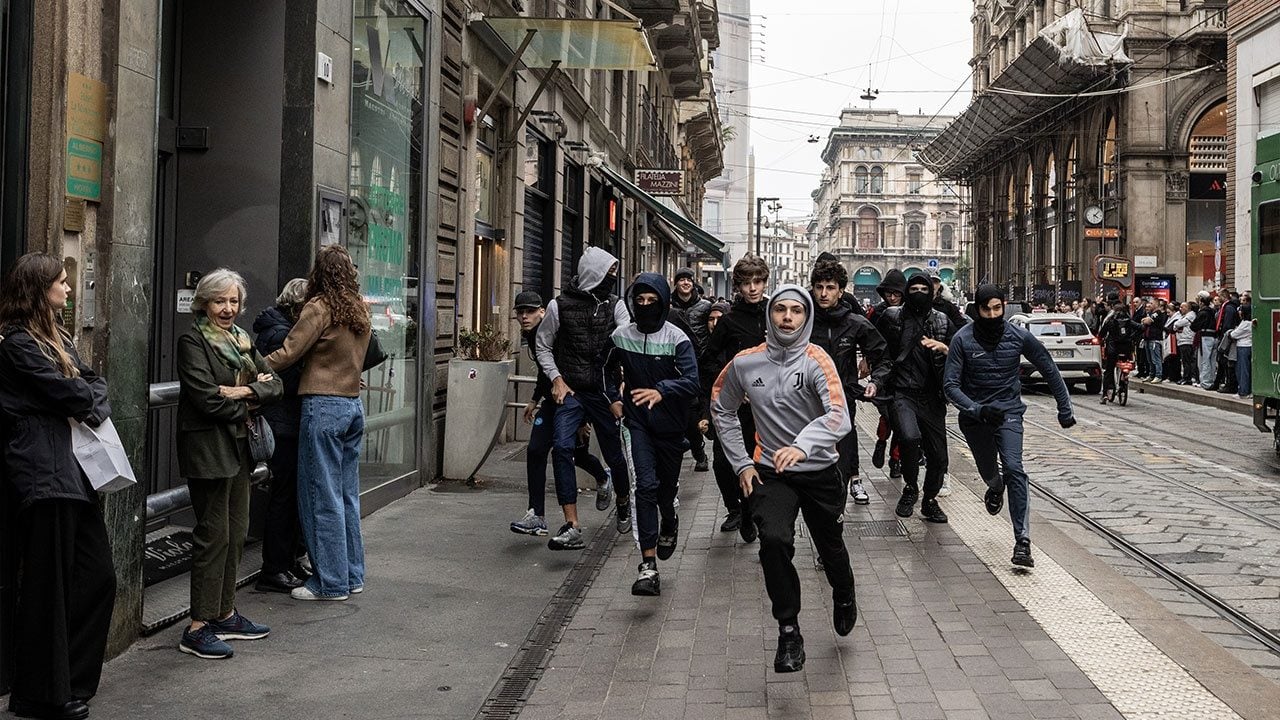 Foto - Avrupa alev alev! Fransa'dan sonra bir ülkede daha polisle eylemciler çatıştı, dükkanlar yağmalandı