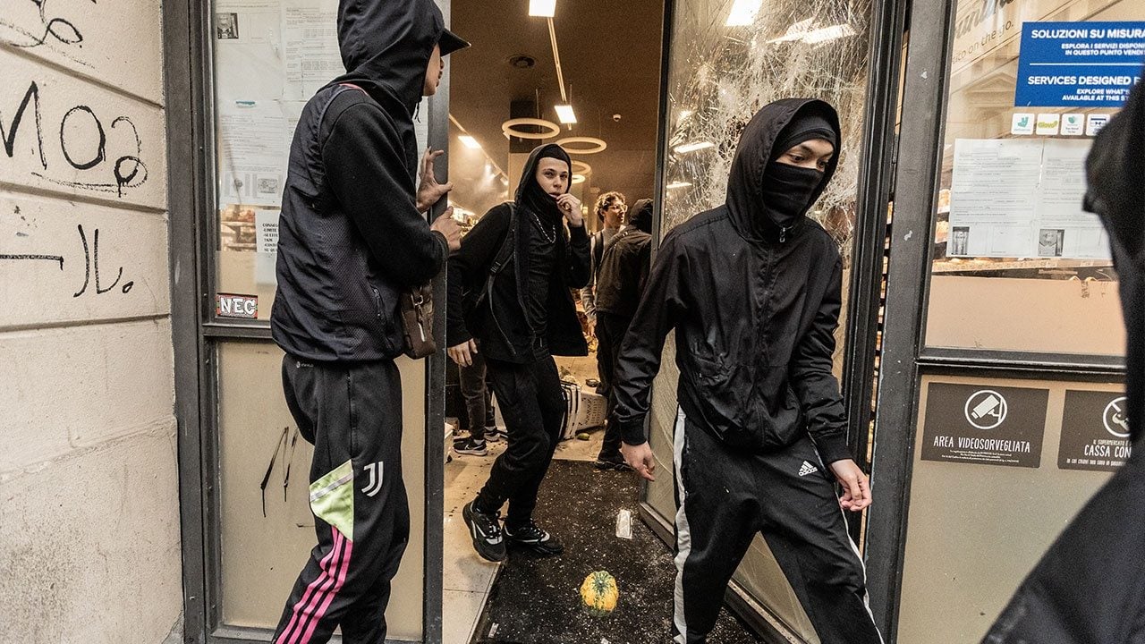 Foto - Avrupa alev alev! Fransa'dan sonra bir ülkede daha polisle eylemciler çatıştı, dükkanlar yağmalandı