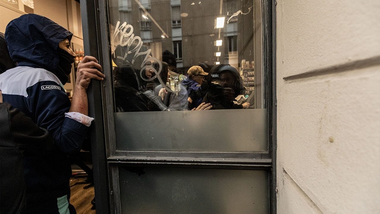 Foto - Avrupa alev alev! Fransa'dan sonra bir ülkede daha polisle eylemciler çatıştı, dükkanlar yağmalandı