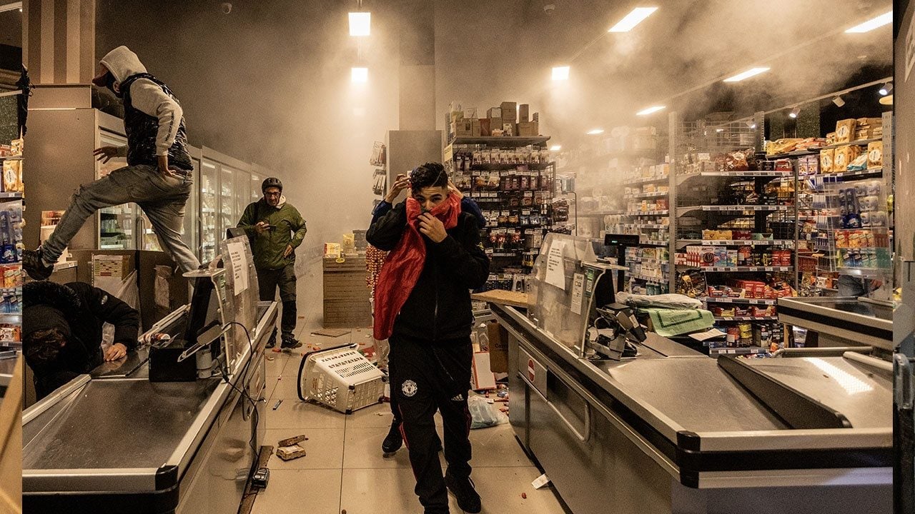 Foto - Avrupa alev alev! Fransa'dan sonra bir ülkede daha polisle eylemciler çatıştı, dükkanlar yağmalandı