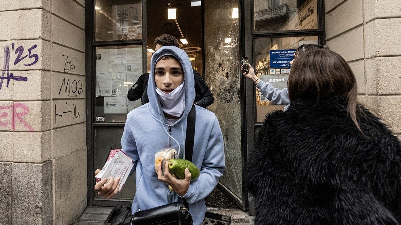 Foto - Avrupa alev alev! Fransa'dan sonra bir ülkede daha polisle eylemciler çatıştı, dükkanlar yağmalandı