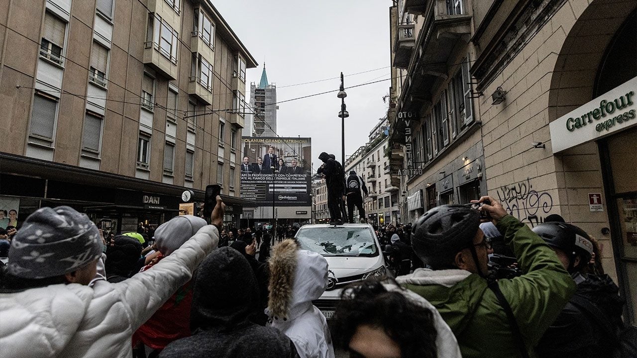 Foto - Avrupa alev alev! Fransa'dan sonra bir ülkede daha polisle eylemciler çatıştı, dükkanlar yağmalandı